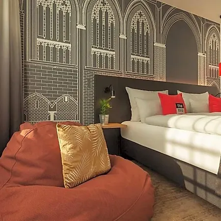 - The Niu, Sparrow By Ihg Ratisbona